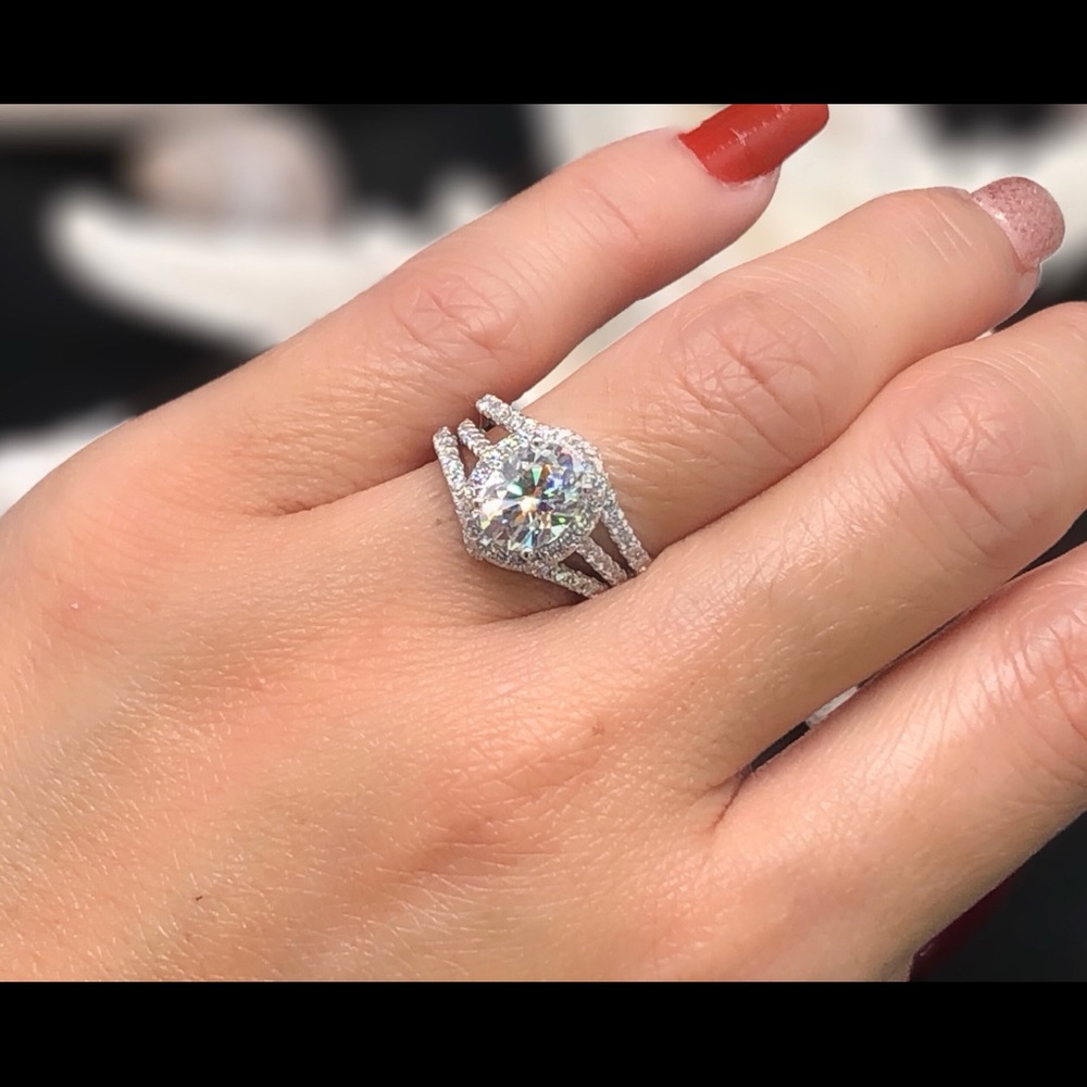 Moissanite rings set with certificate